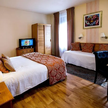 מלון Logis Restaurant La Tete Des Faux 2*